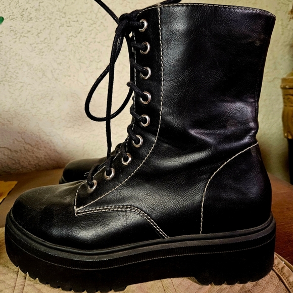 SODA Black Platform Faux Leather Lace-Up Boots - Size 10 - Picture 2 of 6